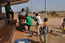 Construction des gradins avec les membres d'ADCS