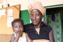 Une mère et son enfant à Sanaba