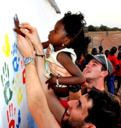 Réalisation de la fresque des gradins avec les enfants du village.