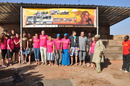 Photo de famille devant les gradins de l'espace 8ID